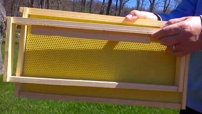 Foundationless frame and frame with plastic foundation